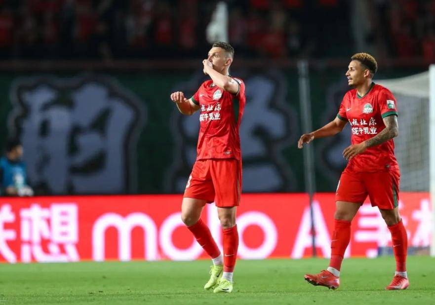 清晨法兰克福外线爆发今夜纽卡斯尔备战亚冠，赛后拜仁慕尼黑更衣室发声看傻球迷的简单介绍