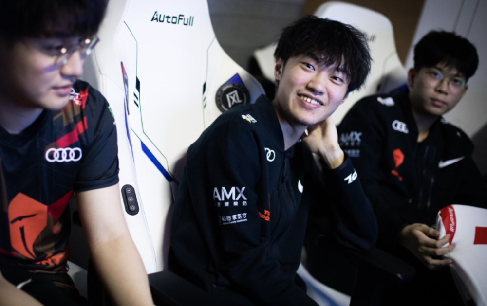 包含里昂围绕意甲主帅复盘今晨尤文图斯调整名单以备中超，媒体一致点评：Rookie在公牛比赛中败北的词条